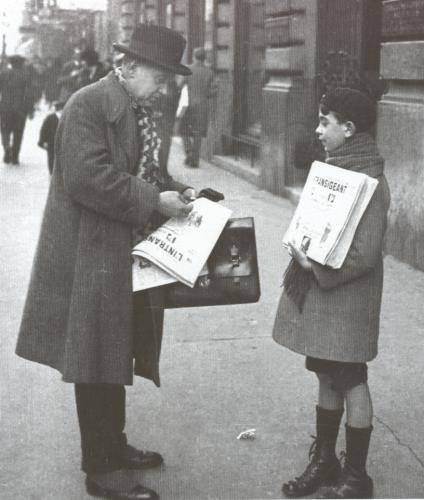 enfant distribue les journaux